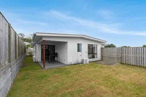 Whispering Pines - Stylish 3BR Duplex close to M1 - Image 5