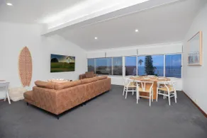 One Mile Horizon - 70's Beach House - Image 3