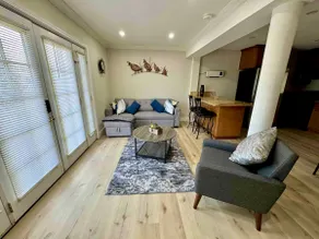 Hidden Elmwood- 3 bedroom - 1 queen bed / 2 full - Image 2