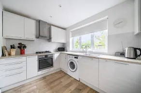 Spacious Surrey Family Home with Free Parking - Pass the Keys - Image 5