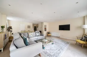 Spacious Surrey Family Home with Free Parking - Pass the Keys - Image 2