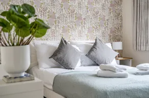 Spacious Surrey Family Home with Free Parking - Pass the Keys - Image 3
