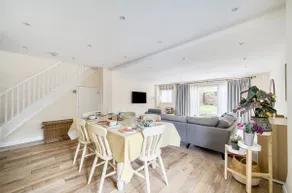 Spacious Surrey Family Home with Free Parking - Pass the Keys - Image 3