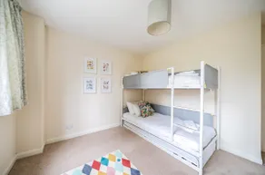 Spacious Surrey Family Home with Free Parking - Pass the Keys - Image 4