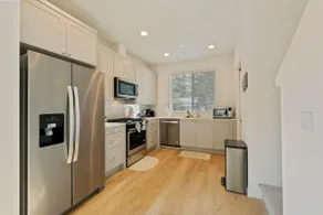 Bright 2BR Townhome | Easy Access to Downtown & UW - Image 5