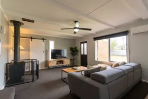 Spacious Kerang Retreat - Stylish & Cosy - Image 3
