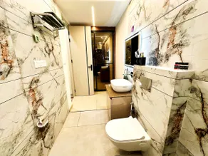 Luxe 2BHK | AC-Cafes-Ntflix-Kitchen-Balc | Nr Airport - Image 5
