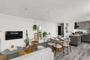 York 3BR Penthouse | Free Secure Parking | Luxury - Image 5