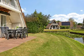 Comfortable and luxurious 6p holiday home on fishing pond! - Image 5