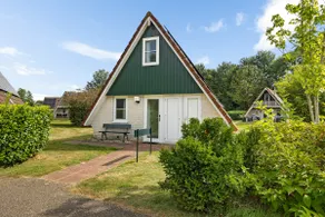 Comfortable and luxurious 6p holiday home on fishing pond! - Image 3