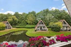 Comfortable and luxurious 6p holiday home on fishing pond! - Image 2