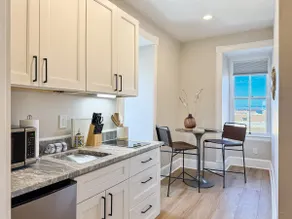 Globe Mallow Suite- Prime Location- Railyard Arts - Image 4