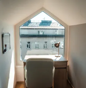Luxury Stylish Apartment with Balcony & Free Parking - Image 5