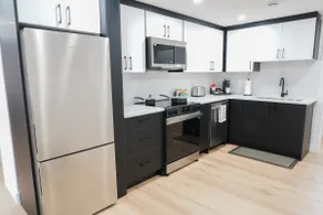 Luxury 2 Bed Suite: Close to Airport, DT & Rockies - Image 5