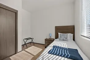 Near Gu, Modern Bungalow, Free Parking, Fast WIFI - Image 5
