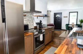 Designer 2BR • King Bed • Walk to Main Street - Image 5
