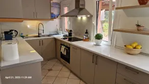The Painter's Garden, Walk to Sea, Onsite Parking - Image 2