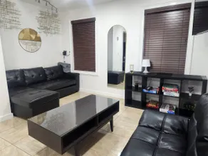 4 Bedroom & 3 Bathrooms. By Freeway. FREE Coffee - Image 5