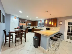 Spacious Home Sleeps 12 Ideal for Groups - Image 2