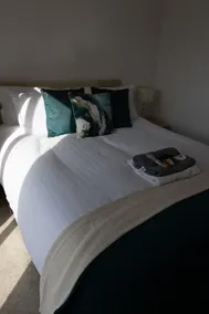 Cozy City Stay 2BR with Sofa Bed - Image 4