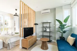 Arturo Soria Stays by Charming - Image 2