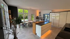 Exclusive architectural house: pool & private entrance - Image 3
