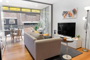 Dreamy 1BR City Stay • Hyde Park • Cozy Egg Chair - Image 2