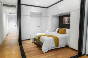 Dreamy 1BR City Stay • Hyde Park • Cozy Egg Chair - Image 4