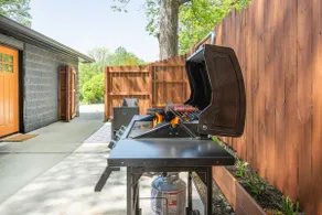 Knoxville Comfort: Hot Tub-Grill-Fenced Patio-Pets - Image 2