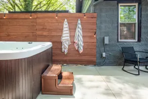 Knoxville Comfort: Hot Tub-Grill-Fenced Patio-Pets - Image 3