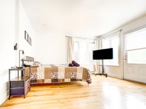 4-Bedrooms in HoMa Montreal | 22 - Image 3