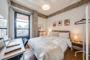Luxe Penthouse with Balcony & Parking Near Greenwich - Image 3