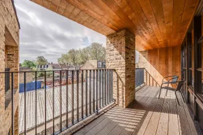 Luxe Penthouse with Balcony & Parking Near Greenwich - Image 4