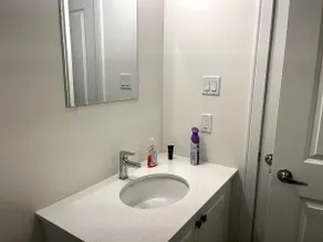 Modern lower-level suite - Image 5