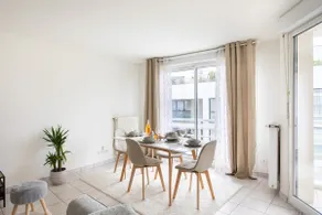 3 borders, ideally located, comfortable and bright - Image 2