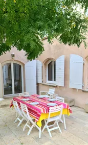 Outbuilding in house, shared pool and garden - Image 3