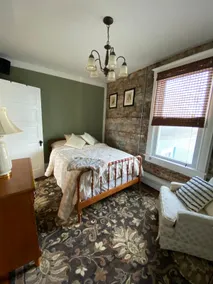 Quaint & Cozy Vintage Apartment - Image 5