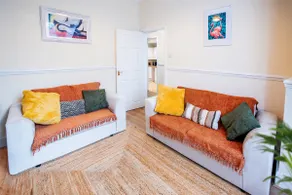 Spacious 3 Bed w/ Free Parking Near Manchester - Image 4