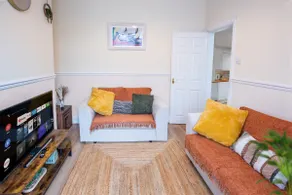 Spacious 3 Bed w/ Free Parking Near Manchester - Image 2
