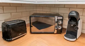 Spacious 3 Bed w/ Free Parking Near Manchester - Image 5