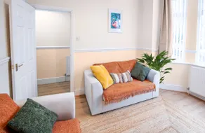 Spacious 3 Bed w/ Free Parking Near Manchester - Image 3