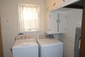 DT Location W Washer and Dryer. Fully Renovated. - Image 5