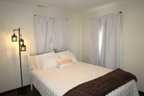 DT Location W Washer and Dryer. Fully Renovated. - Image 3