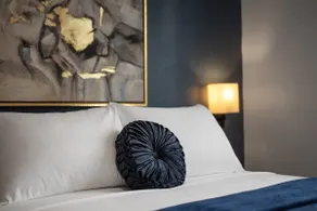 Immaculate Double King Suite| 2 Decks| A+ Location - Image 3
