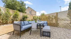 Luxury 3-Bed in Cirencester, Parking & EV Charger - Image 5