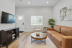 Charming 1BR Suite Near Shops & Dining - Image 2