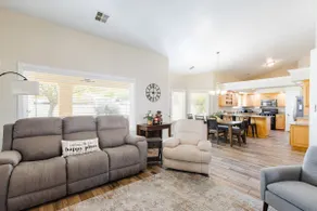 Family-Friendly Home Near Zion - Image 2