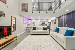 Open Concept Loft 8 mins from Downtown Sleeps 8. - Image 2