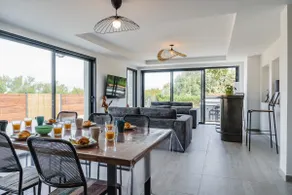 6-person villa with hot tub and sea view - Image 4