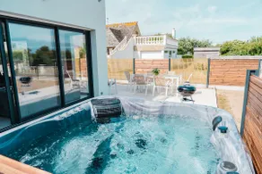 6-person villa with hot tub and sea view - Image 3